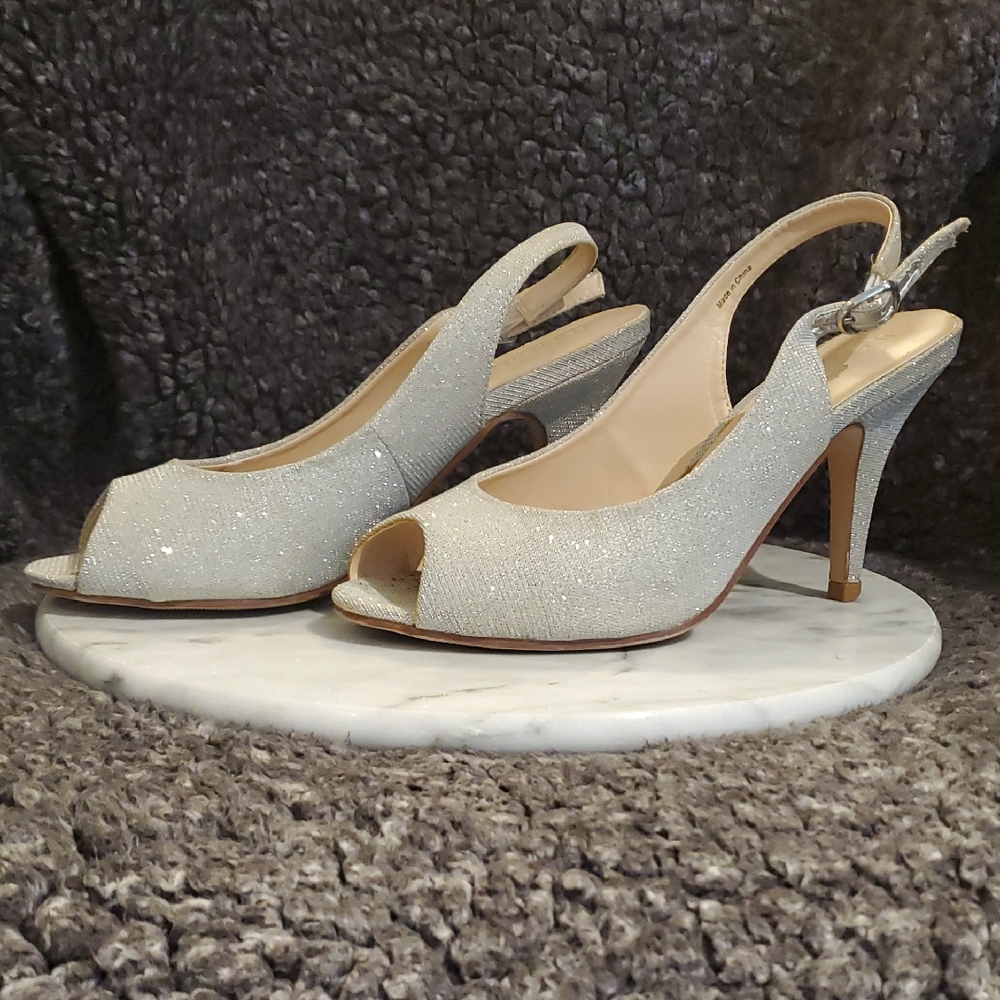 Like NEW! Beautiful Glittering Silver Slingback Heels